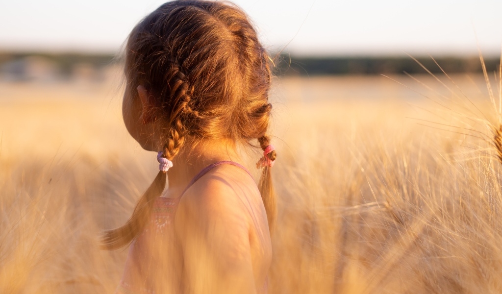 Косы на голове у маленькой девочки