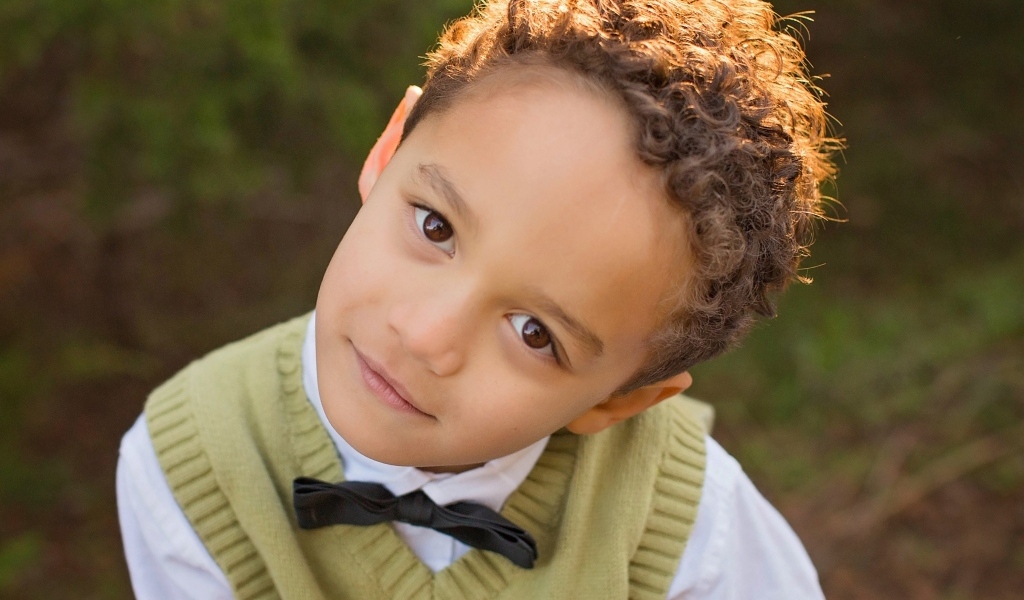 Кареглазый мальчик с кудрявыми волосами