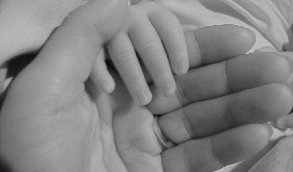 Рука ребенка в руке мамы