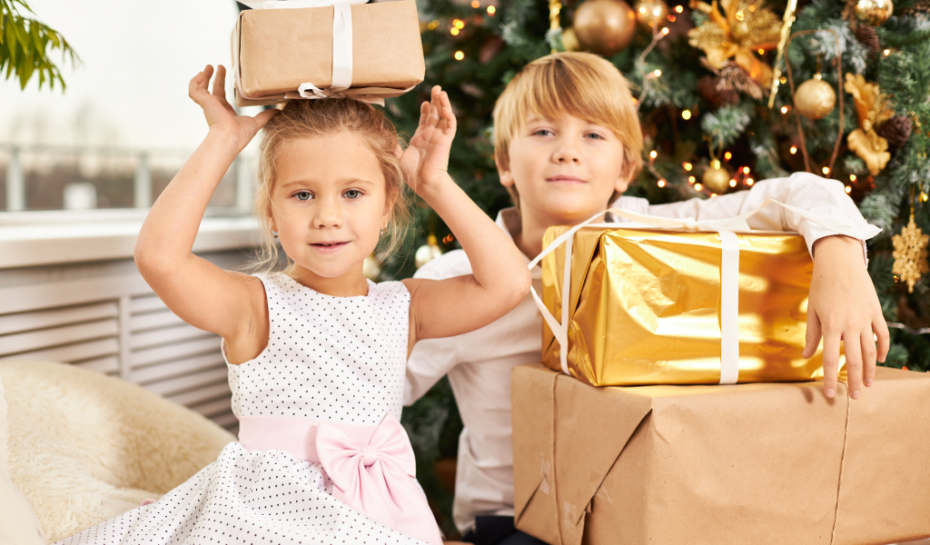 Дети с подарками на Рождество