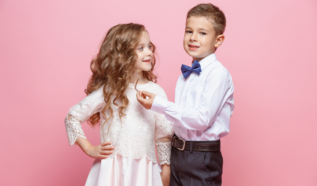 Пара мальчик и девочка на розовом фоне