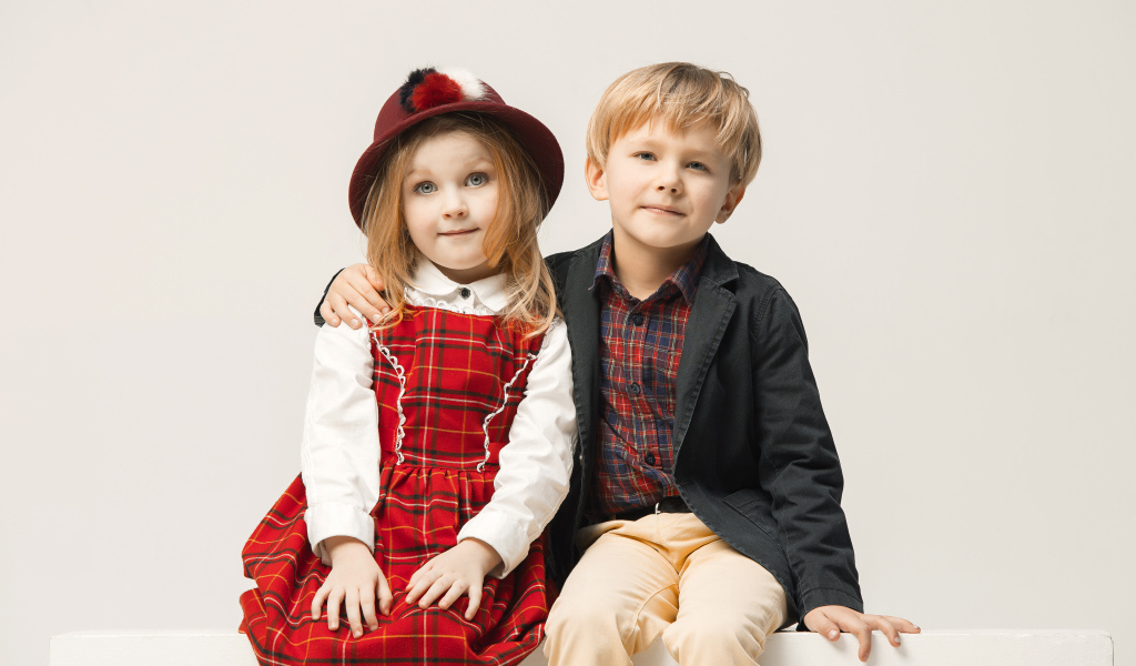 Пара мальчик и девочка на белом фоне