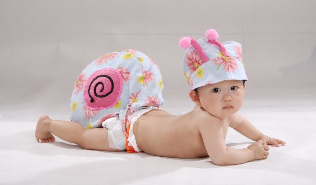 Милый азиатский ребенок в костюме гусеницы