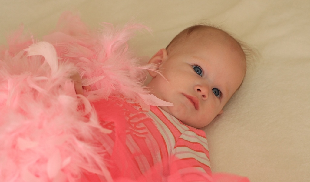 Милая малышка с розовыми перьями