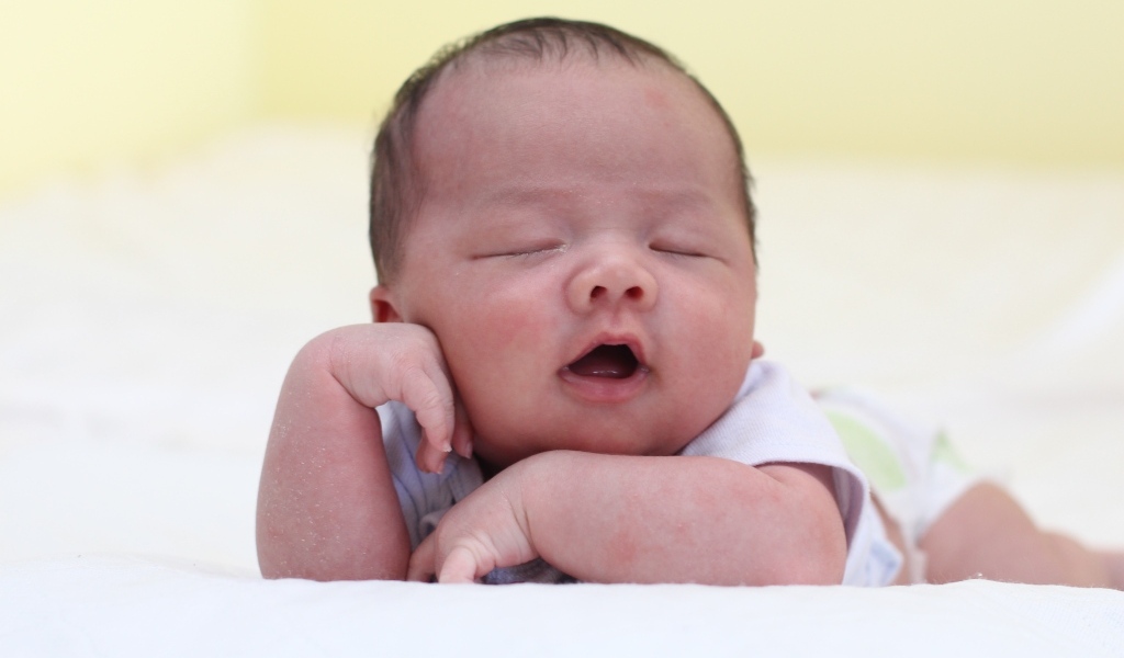 Милый спящий новорожденный ребенок 