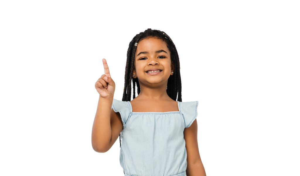 Темнокожая маленькая девочка на белом фоне