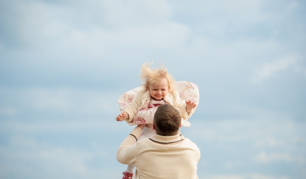 Отец играет с маленькой дочерью 