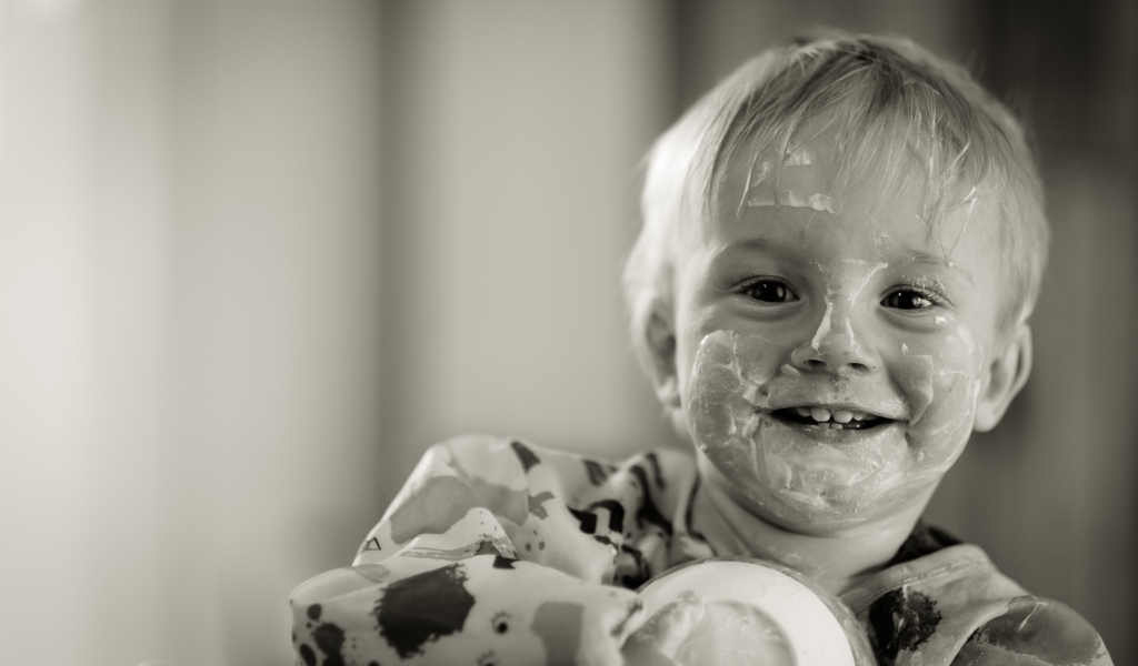 Смешной мальчик с лицом в сметане