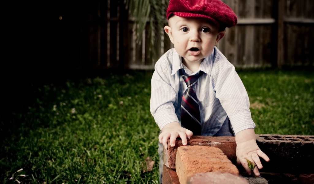 Смешной маленький мальчик в красной кепке