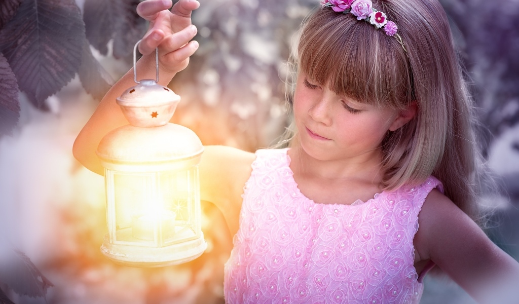 Девочка с фонариком в руках 