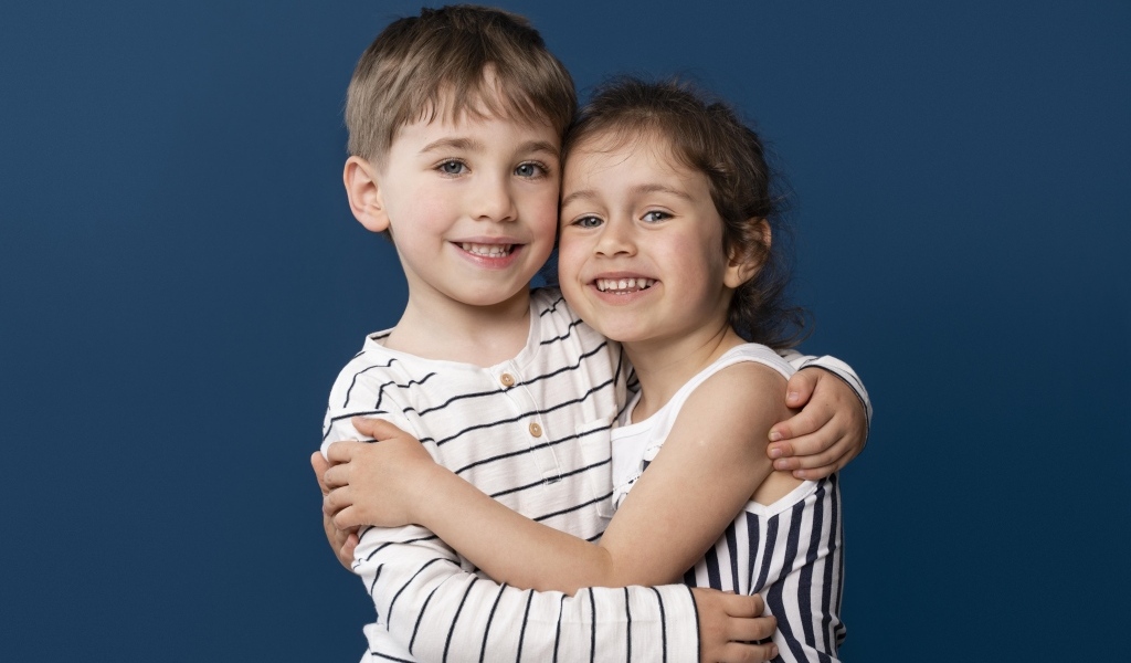 Объятия маленьких брата и сестры