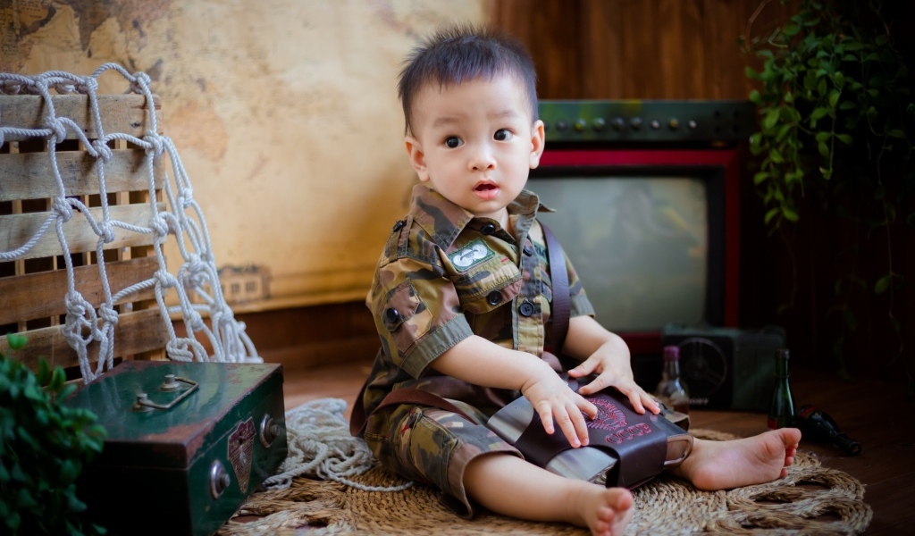 Маленький мальчик азиат в военной форме