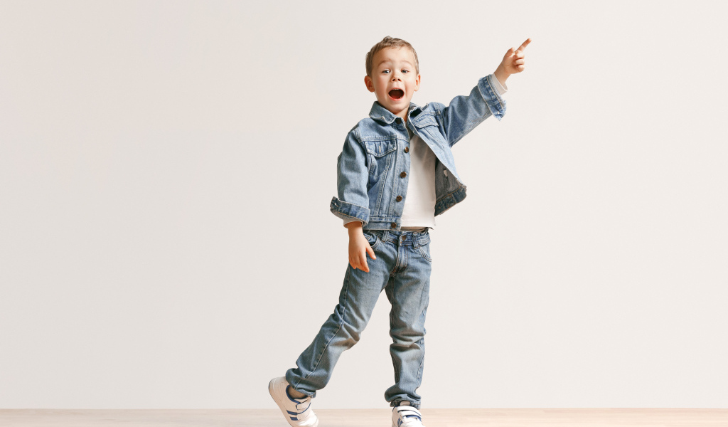 Маленький мальчик в джинсовом костюме