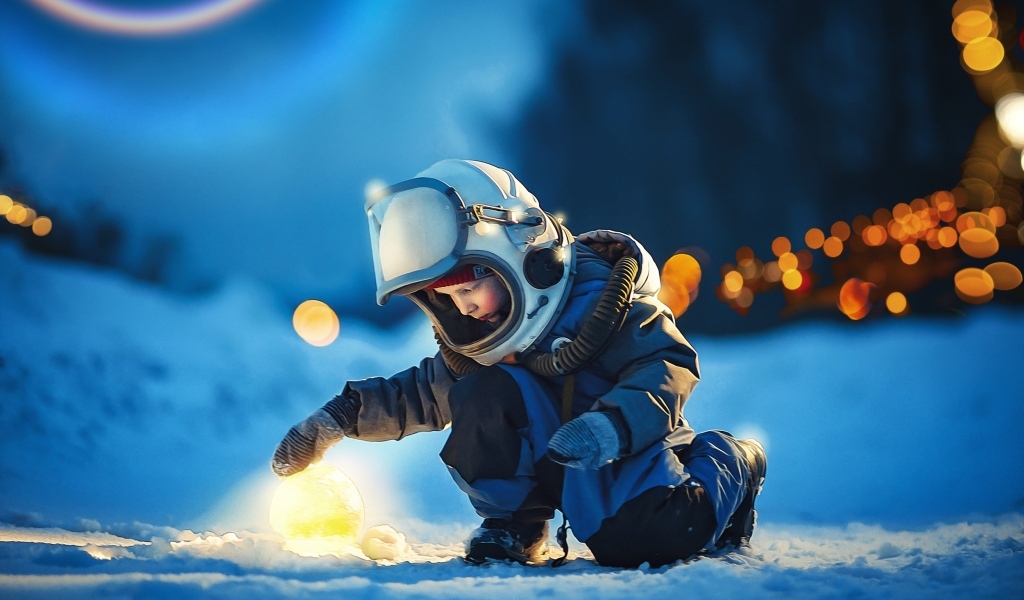 Маленький мальчик в скафандре на снегу