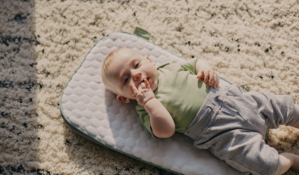 Маленький мальчик лежит на полу