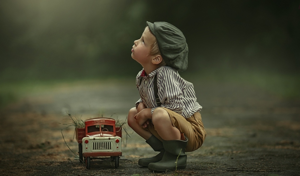 Маленький мальчик с игрушечным грузовиком
