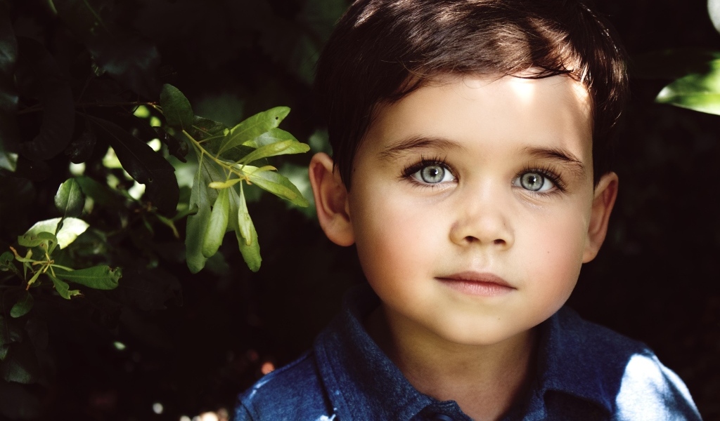 Маленький мальчик с красивыми большими глазами