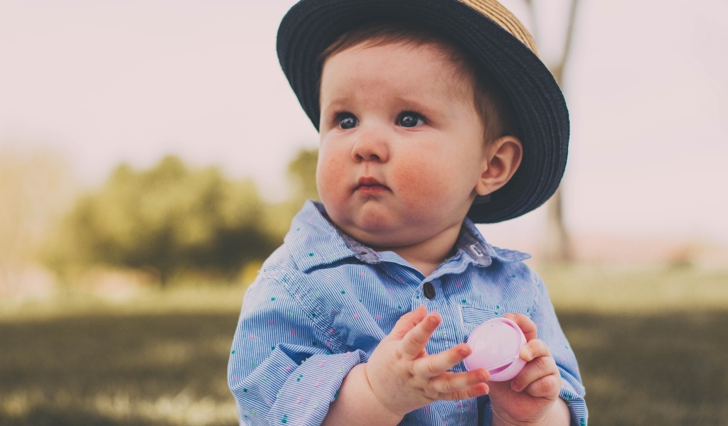 Маленький милый мальчик в шляпе 