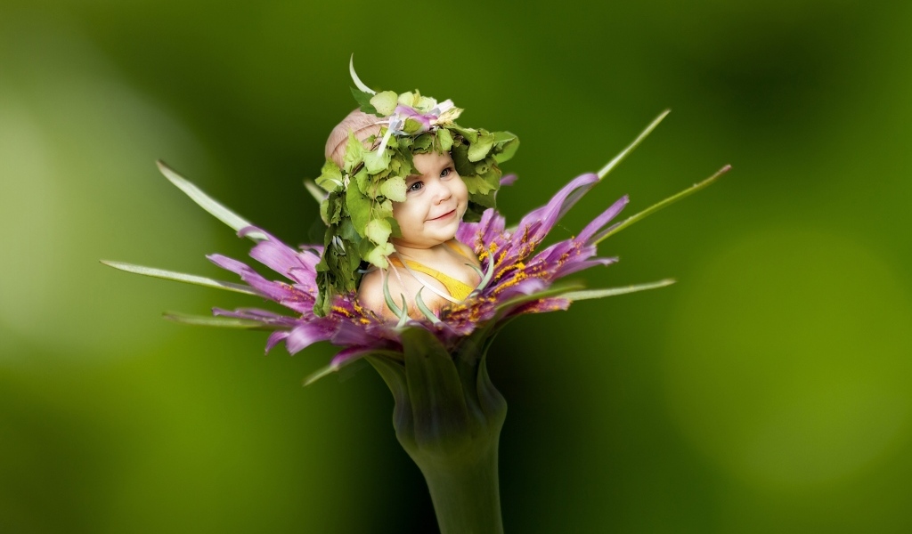 Маленькая девочка в красивом цветке