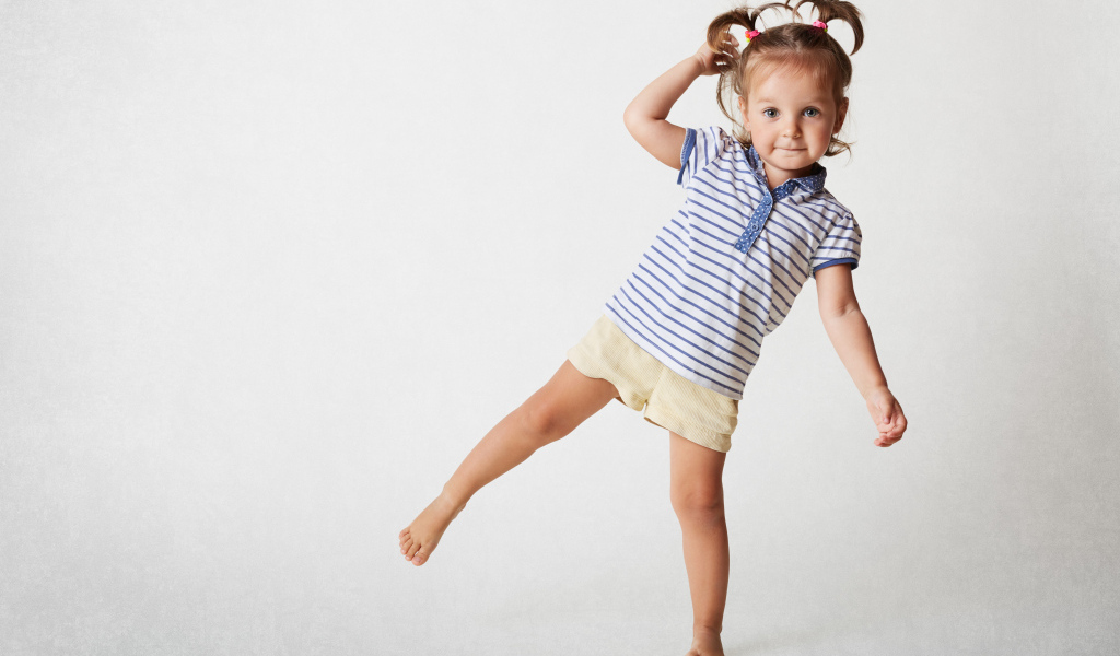 Маленькая девочка на сером фоне