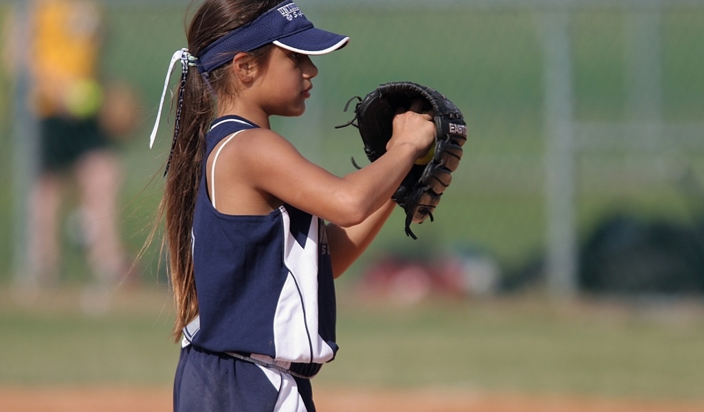 Маленькая девочка на бейсбольном поле