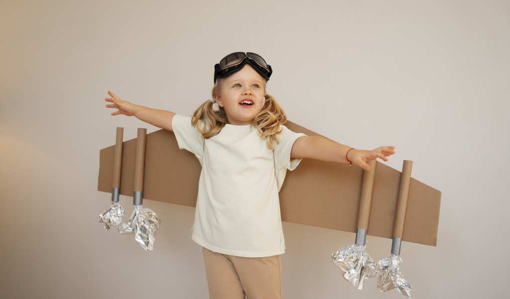 Маленькая девочка с крыльями из картона