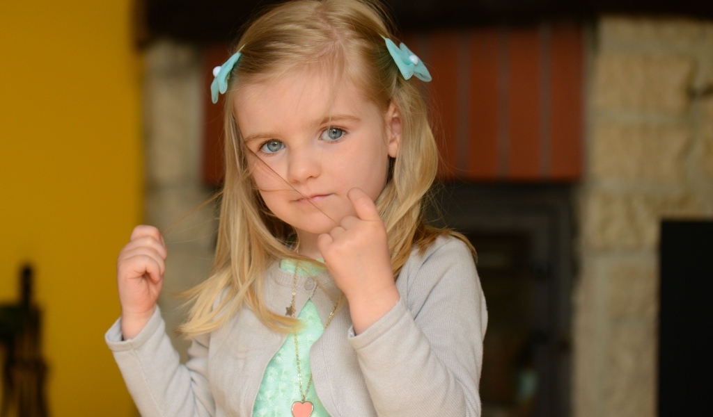 Маленькая девочка с заколками в волосах 