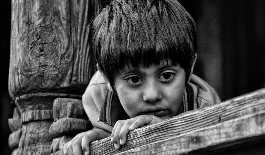 Маленький грустный мальчик черно-белое фото