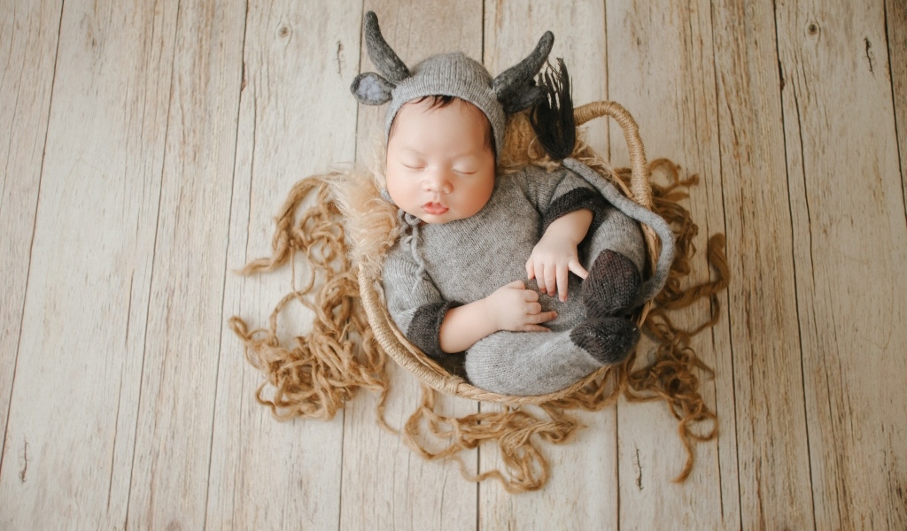 Маленький спящий ребенок в вязаном костюме