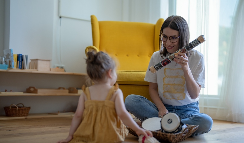 Мама играет с маленькой дочерью