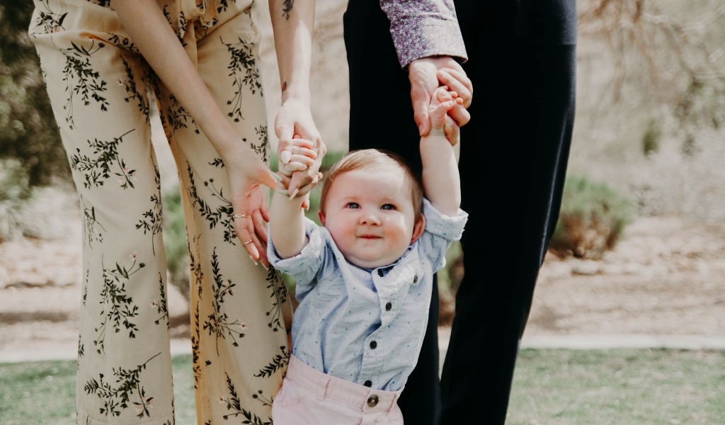 Родители ведут маленького ребенка