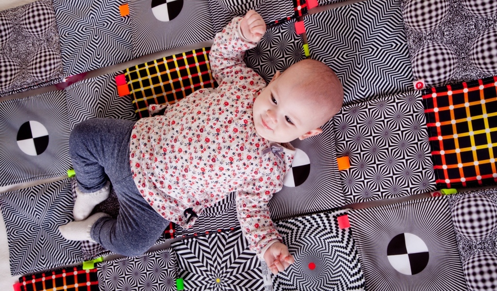 Маленький новорожденный ребенок лежит на одеяле