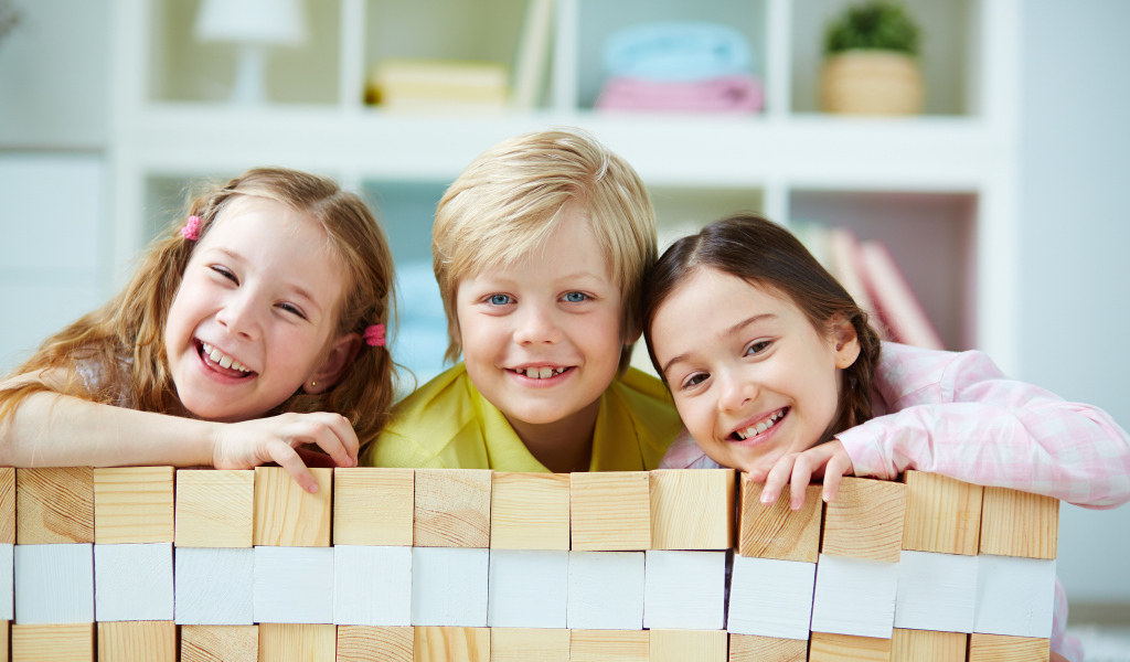 Улыбающиеся дети с кубиками