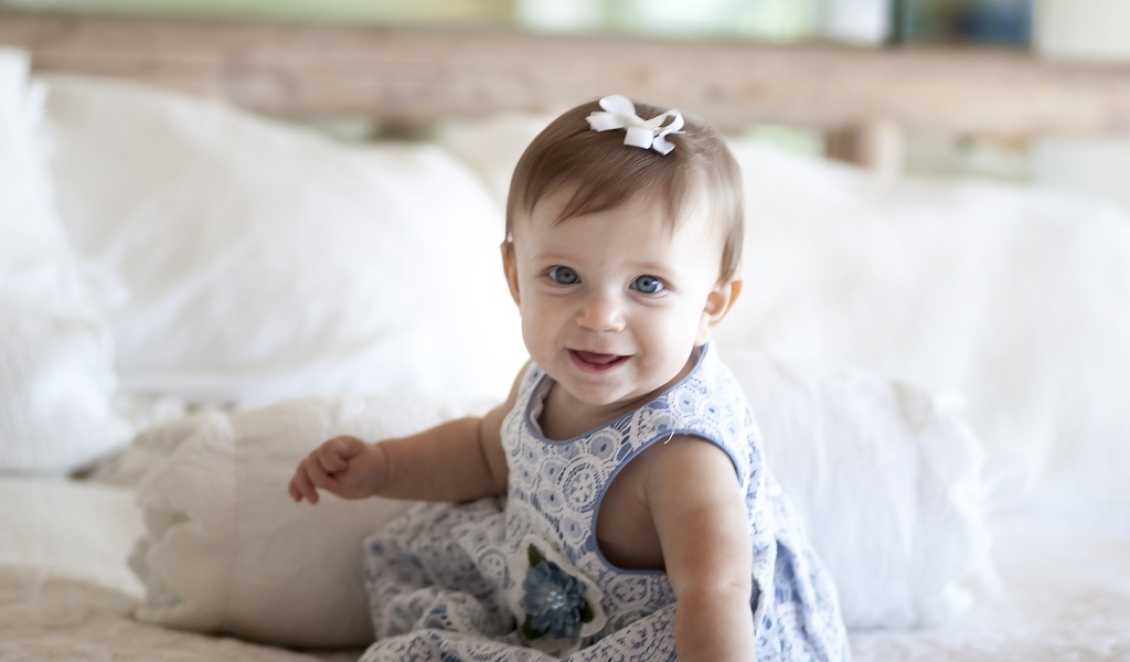 Улыбающаяся маленькая девочка в платье