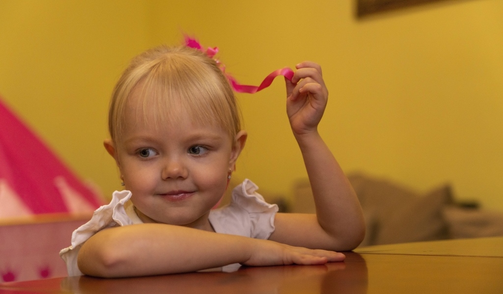 Нежная маленькая девочка с лентой в волосах