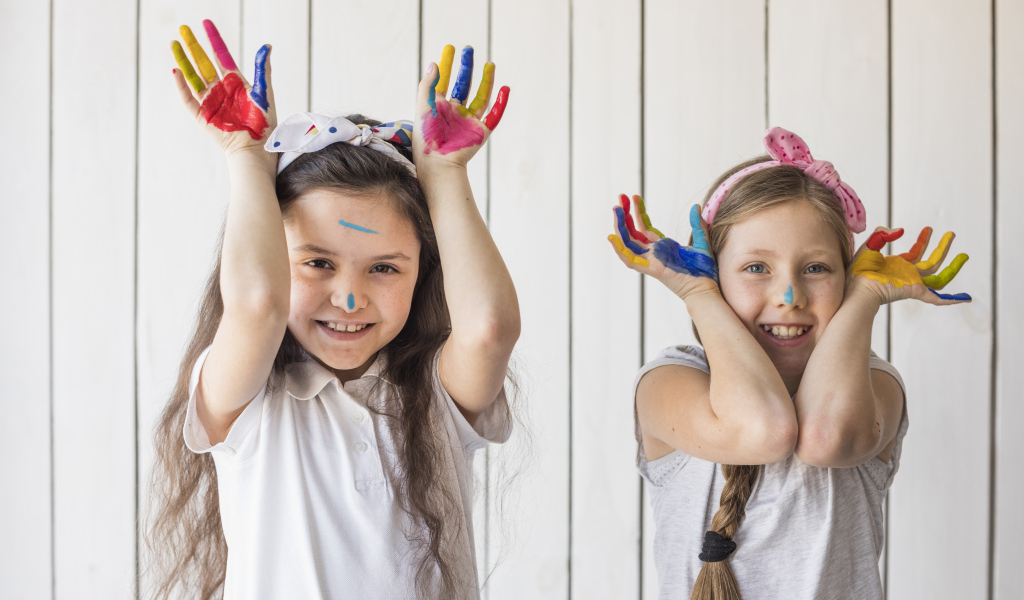 Две маленькие девочки в краске