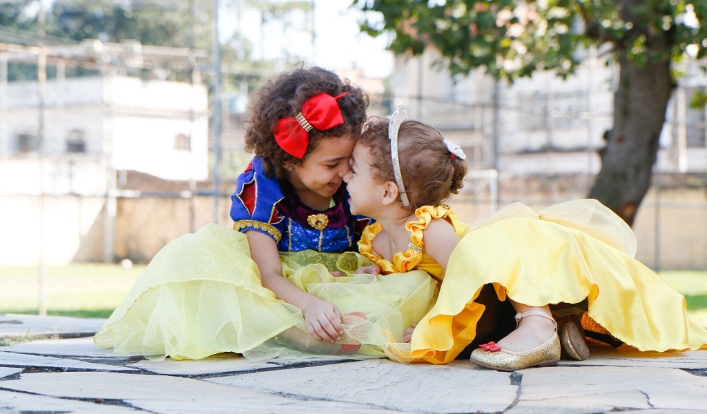 Две маленькие сестры играют под деревом