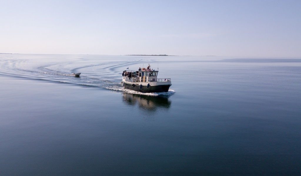 Рыбацкое судно плывет по морю