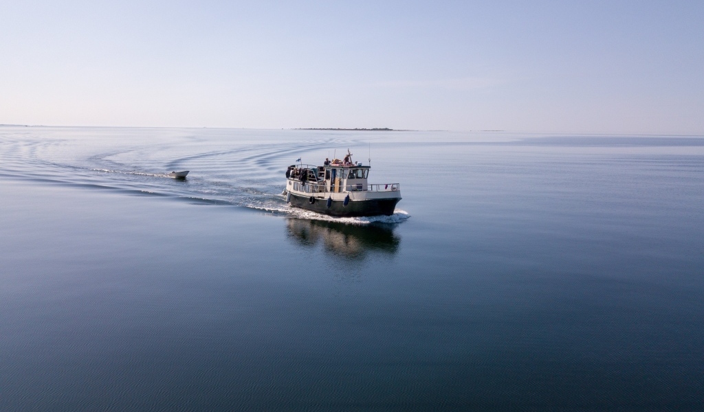 Старое судно плывет по озеру