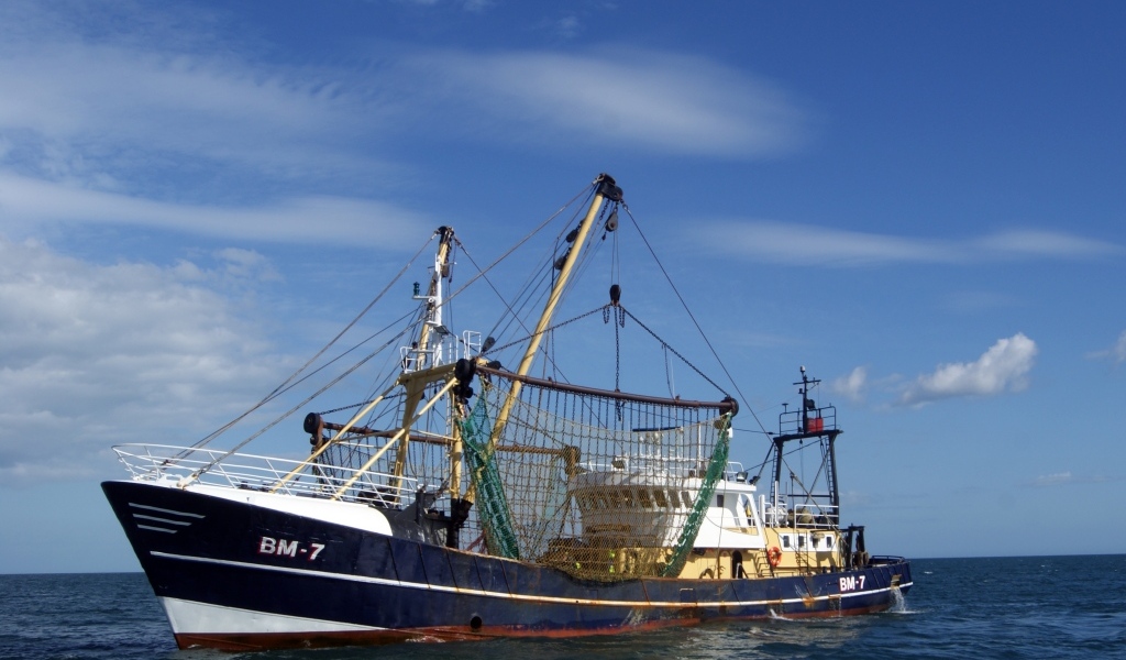 Рыболовный траулер в море