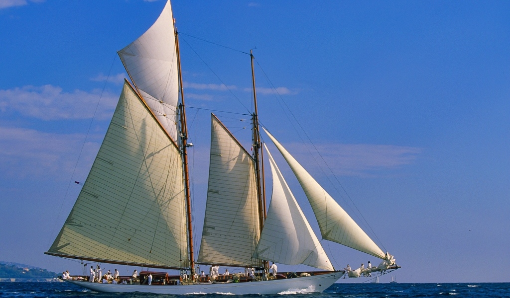 Большое парусное судно с пассажирами в море