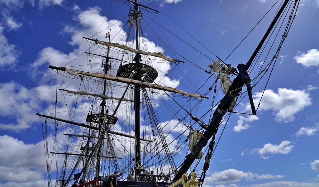 Большая трехмачтовая парусная яхта на фоне неба