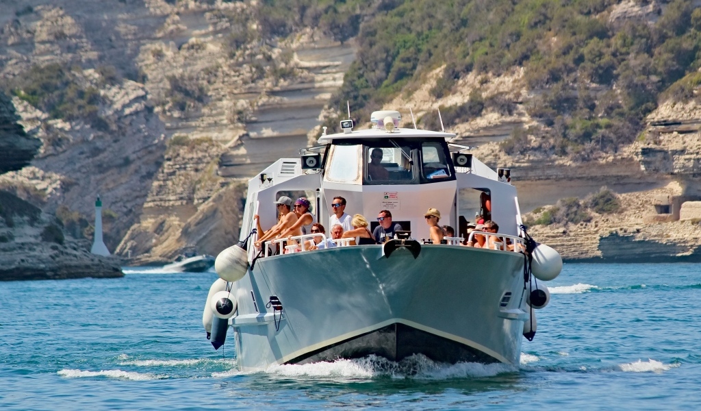 Пассажирское прогулочное судно в море