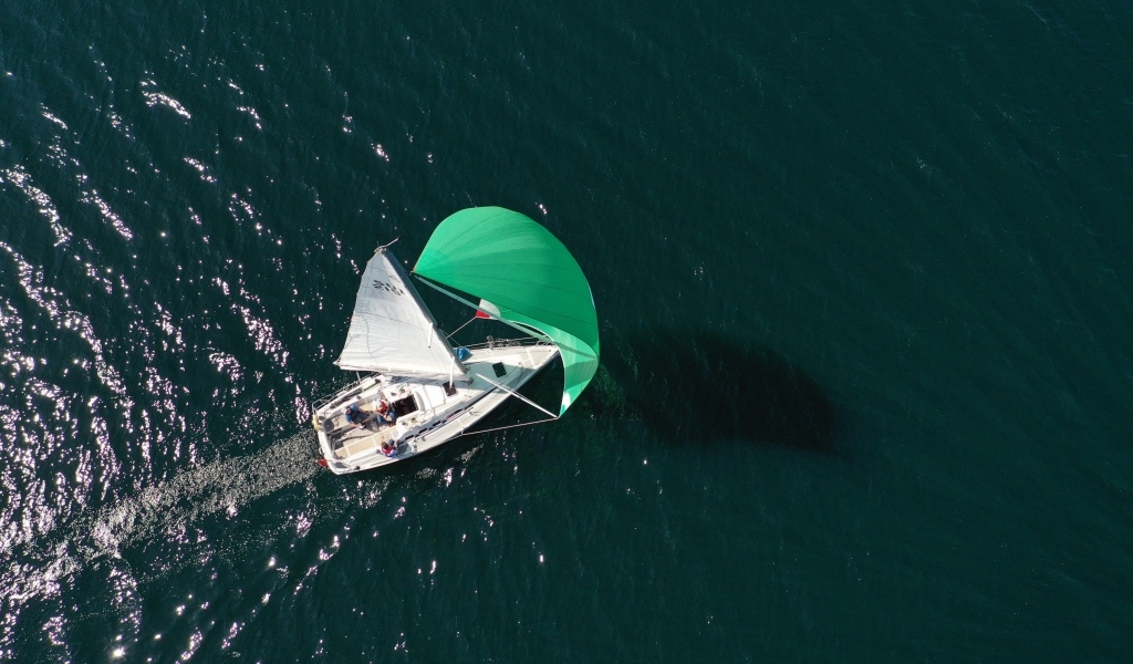 Вид сверху на парусную яхту в море