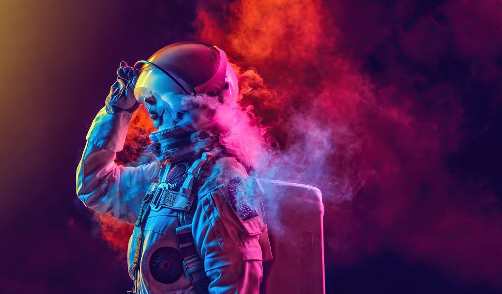 Девушка астронавт в скафандре в дыму