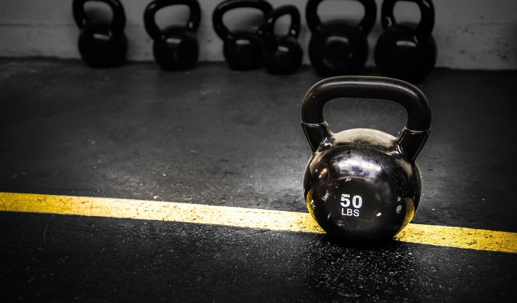 Большая тяжелая гиря в спортзале