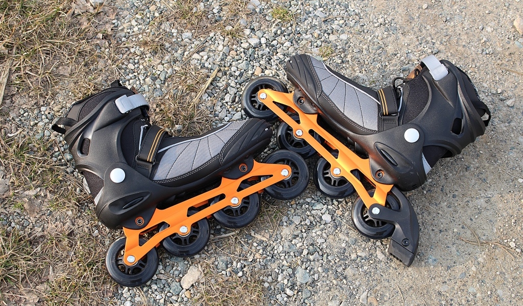 Черные ролики лежат на земле