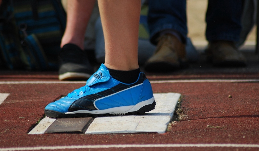 Голубые кеды на ноге спортсмена