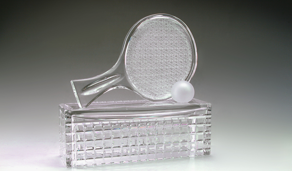 Хрустальная теннисная награда на сером фоне