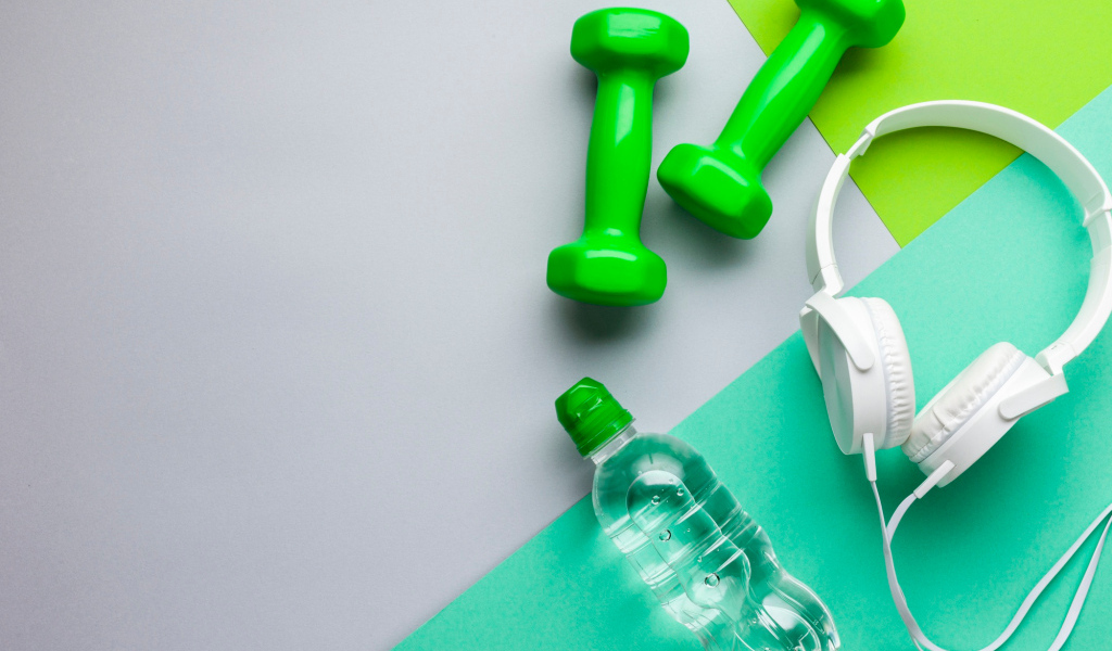 Гантели, бутылка воды и наушники